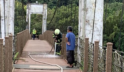 沒公德心!亂丟菸蒂卡橋面害起火 內灣吊橋1年連遭2次火劫