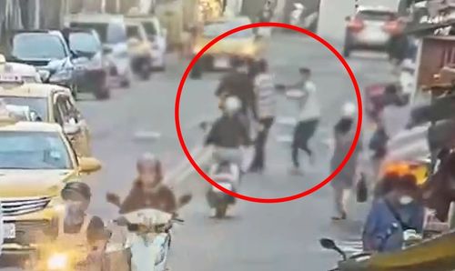 「對到眼」怒嗆看三小 莽男擲知高飯砸人爆衝突