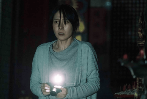 準影后蔡亘晏戴安全帽停路邊寫感言 「謝謝一起努力打拼的時光」