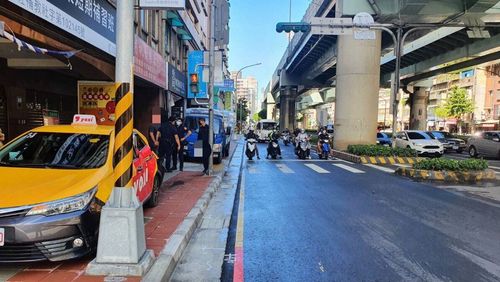 小黃路旁臨停突遭追撞　整車飛上人行道撞傷路人