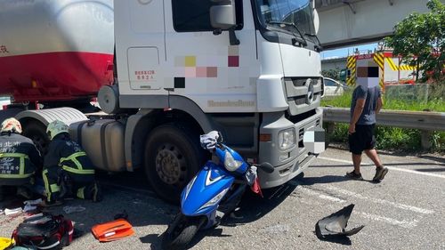 突見聯結車右轉煞不住　騎士滑進車底妻慘遭輾骨折
