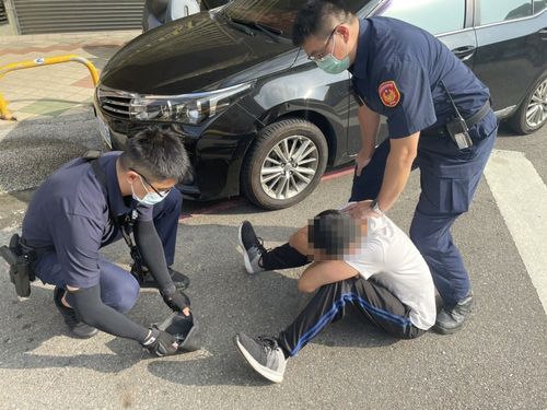 台中警匪追逐!毒蟲衝撞警車蛇行暴衝 爆胎就逮三罪送辦