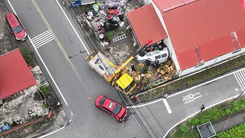 獨家|高雄兩車相撞!箱型車旋轉撞進民宅空地 女屋主險成輪下魂