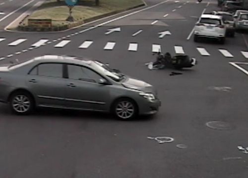 驚悚一瞬間｜汽車闖紅燈撞機車　男遭撞飛骨盆骨折送醫