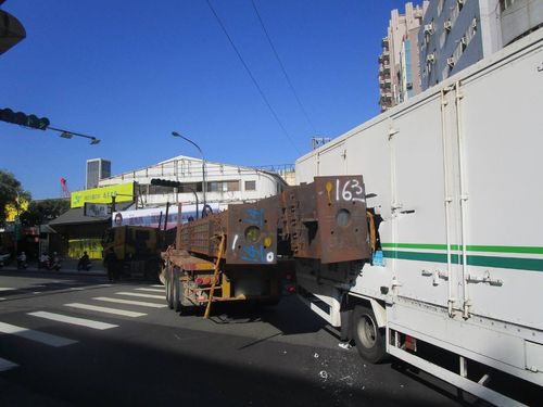 聯結車路口大迴轉　就這麼剛好！車斗鋼架正中超商貨車擊出黑洞