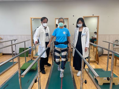 中風患者靠「鋼鐵人」成功復健 中醫大新竹附醫引進這裝備