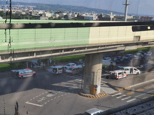 台中梧棲3貨車追撞釀3重傷　13消防隊員5救護車奔馳救命