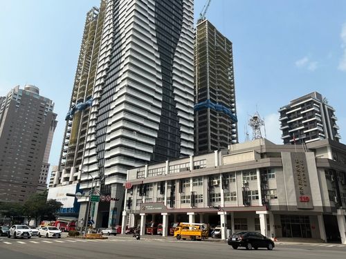 「史上最近距離」救援！　台中消防隊隔壁地下室冒煙出動10車搶救