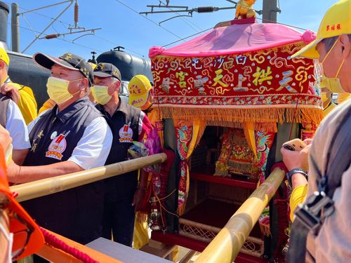 慶海線百年!白沙屯媽祖首搭火車出巡 信徒跟著嗨