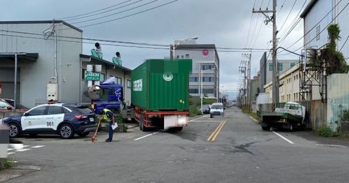 台中聯結車車禍衝廠房口　小貨車擠到牆邊「車頭扁掉」27歲駕駛斷魂
