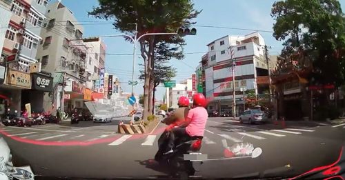 壹苹独家|移动式神主牌!台中爷嬷双载鬼切 影片曝光「三魂七魄拢造去」