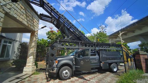 攻堅梯車首曝光!警抓「台版豬仔」 荷槍實彈攻豪華農舍