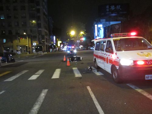 台中消防局救護車路口車禍 19歲重機男受傷|撞擊瞬間