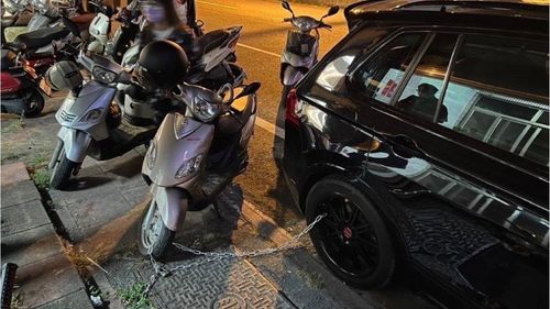 不爽家門口被停「鍊車對付」　東港警：已侵權可循司法解決