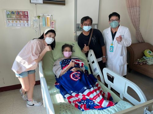 黃嘉千甩婚變陰霾做公益　高雄送暖癌症病友