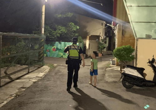 台中8歲男童想看煙火卻走到了酒店 暖心員工報警助他歸巢
