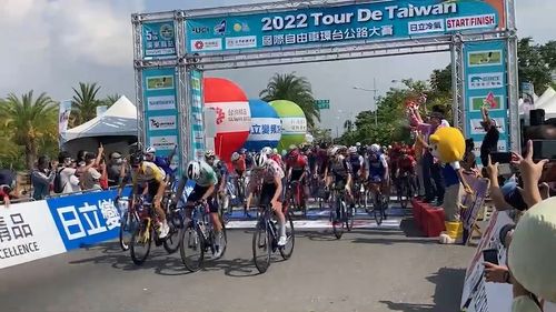 國際自由車環台賽大鵬灣站啟程 環灣12圈難度高!選手挑戰144公里競技