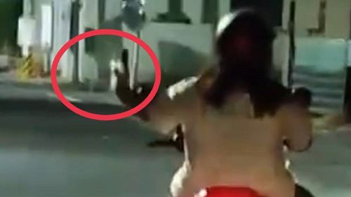 小孩塞踏板!三寶女騎車滑手機 警搖頭:危駕|影片曝光