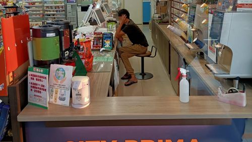 給我過來!彰化挾雙刀砸超商暴走男 警圍捕影片曝光