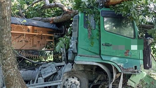 屏东沿山公路交叉撞 砂石车冲进树林4伤