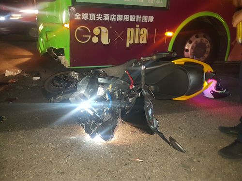 命大!台中騎士闖紅燈 塞進公車下巴車毀人輕傷