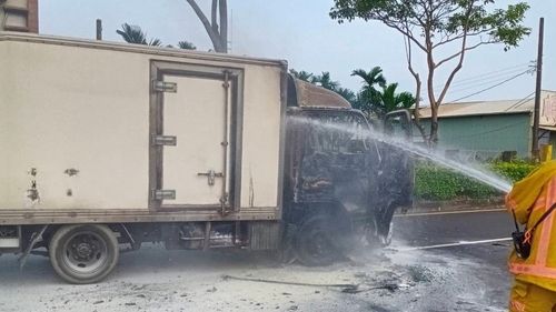 撞擊畫面曝光|屏東母子雙載遭闖紅燈貨車撞飛 機車卡車底起火!母死子骨折