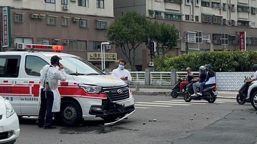 高雄救護車出勤挨撞 　緊急任務過路口就中斷