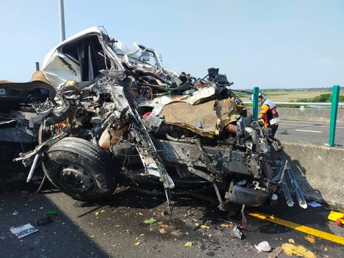 台84台南段2聯結車追撞 車頭削半駕駛昏迷