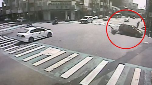 台中機車對撞過彎車成廢鐵 18歲女駕駛嚇:他速度蠻快的