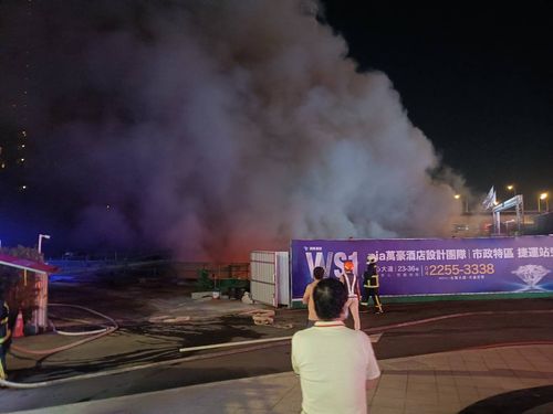 台中36樓豪宅大樓工地起火　地底竄出烈焰濃煙！警消馳援中