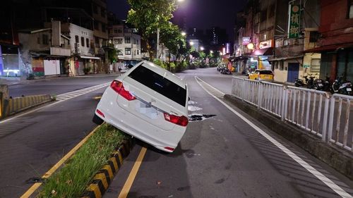 你累了嗎?男開車未注意路況 衝上安全島「刁車」