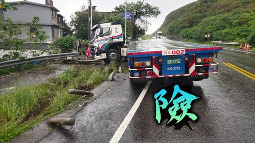 台2線新北拖板車撞護欄 「折甘蔗」佔1車道僅單線雙向通行