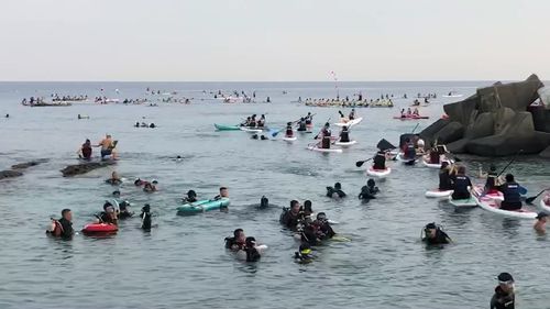壹蘋直擊｜尼莎颱風北淹水、南戲水　小琉球海邊遊客爆棚