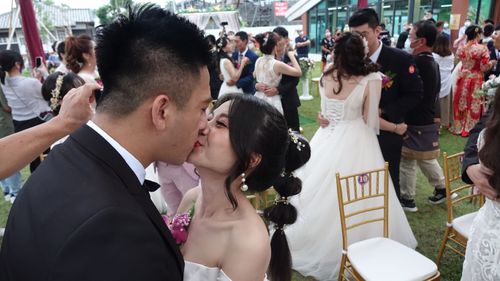 國慶集團結婚30對新人十全十美　屏東3兄妹同日步紅毯