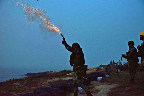 無人機2架次再闖烈嶼 金防部射信號彈驅離