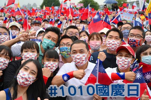 新北市長侯友宜高唱國歌 領萬人齊聚都會公園慶雙十