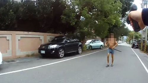 花蓮半裸醉漢持刀逛大街　警拔槍喝斥噴辣椒水制伏