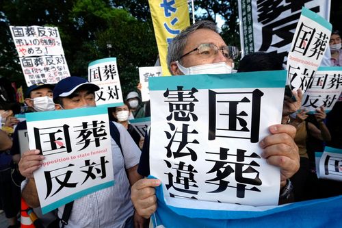 反對辦安倍國葬　日本東京上萬民眾冒雨集會遊行