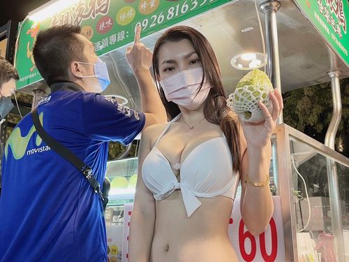 好「胸」的芭樂還有比基尼!台中總站夜市暴動 人潮全擠到這一攤