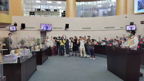 「從納骨塔弊案到公幼都不放過」 謝龍介的畢業秀火力對決黃偉哲