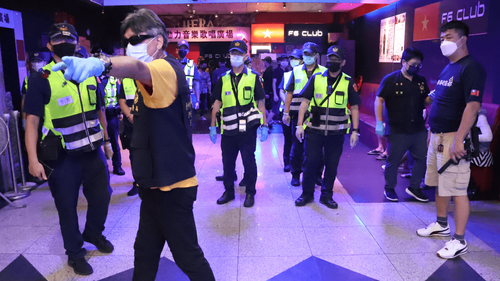 中警突检东协广场 移工不躲了主动出示证件