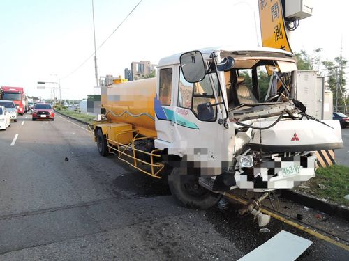 貨車像球滾下坡 等紅燈4車被慘撞!台中向上路又車禍