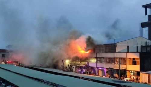 台中龍井狹小巷弄民宅火警 目擊民眾:等射水時間好漫長