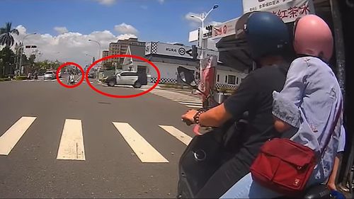 屏東婦人號誌當裝飾!下一秒警車撞機車 「不用報警了」