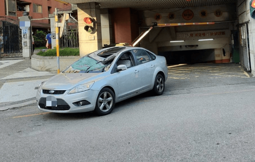 神保佑！台中女子墜樓　巧砸中駛出車道汽車保命