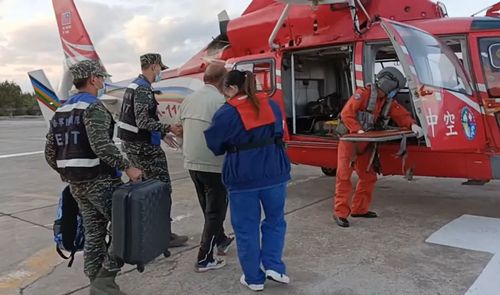 烏坵住民急性腦中風 空勤直升機拂曉出勤送台中搶命