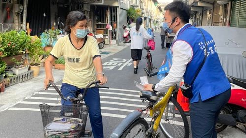 謝龍介青年軍騎鐵馬拜票 掀台南共享單車數六都吊車尾