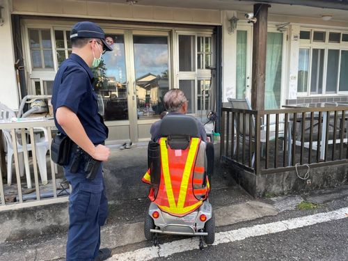 「電動代步車＝行人」要走人行道　屏東爺：花盆擋住怎麼走