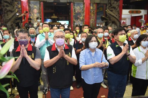 蔡英文林佳龍參拜蘆洲湧蓮寺「拔樁失利」 主委陳宏昌直言:「已擔任侯友宜競選主委」
