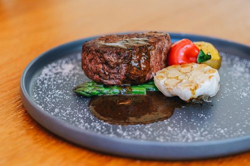 2人同行1人半價!晚餐爽吃松露牛排、櫻桃鴨胸、德國豬腳